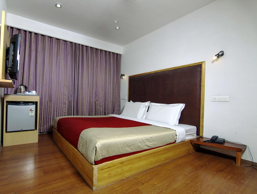 Hotel Holiday Plaza Srīnagar Zewnętrze zdjęcie