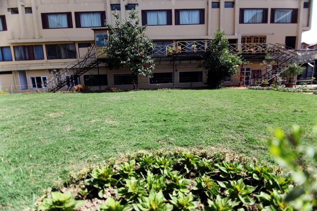 Hotel Holiday Plaza Srīnagar Zewnętrze zdjęcie