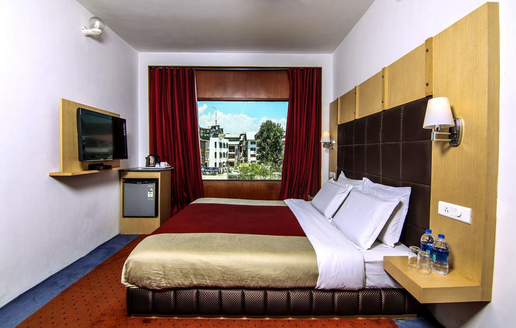 Hotel Holiday Plaza Srīnagar Zewnętrze zdjęcie