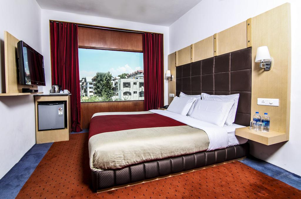 Hotel Holiday Plaza Srīnagar Zewnętrze zdjęcie