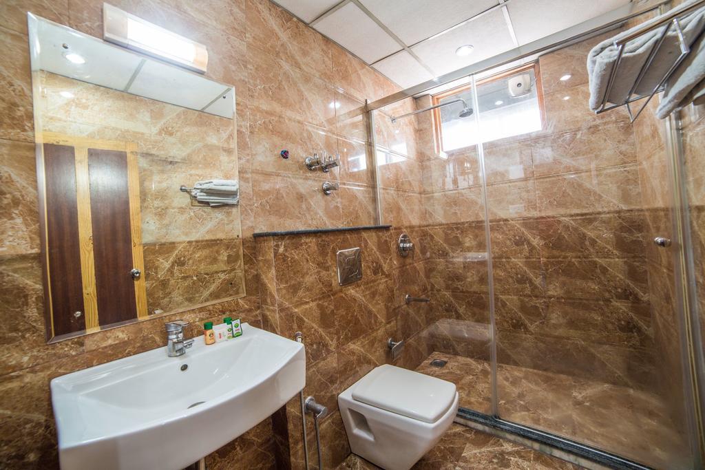 Hotel Holiday Plaza Srīnagar Zewnętrze zdjęcie